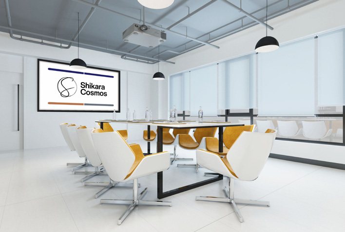 Salle de conseil — Écran et signature de marque